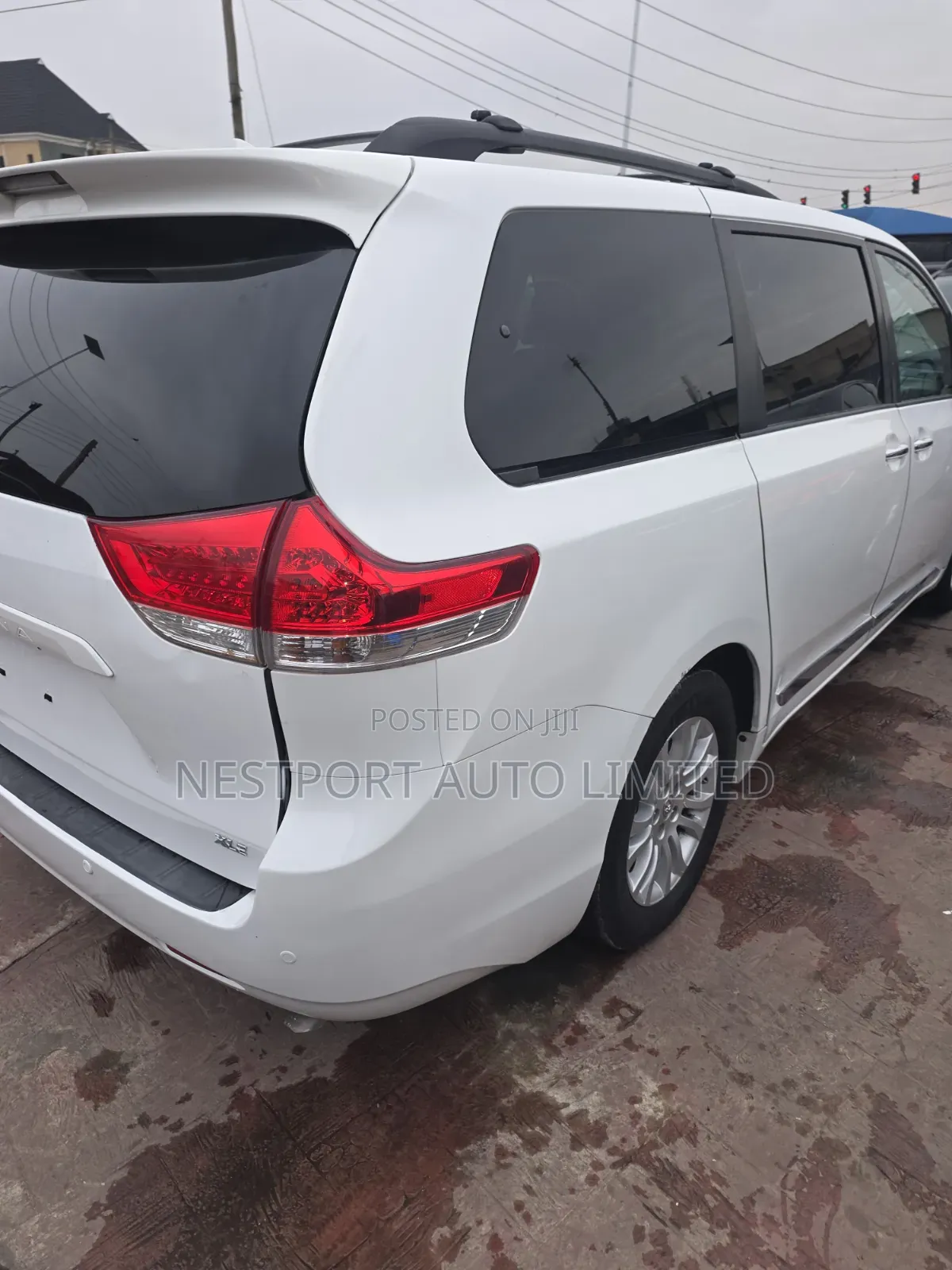 Toyota Sienna XLE FWD 8-Passenger 2013 White