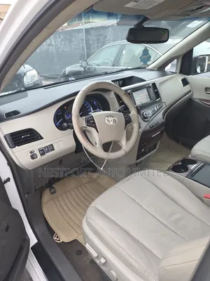 Toyota Sienna XLE FWD 8-Passenger 2013 White