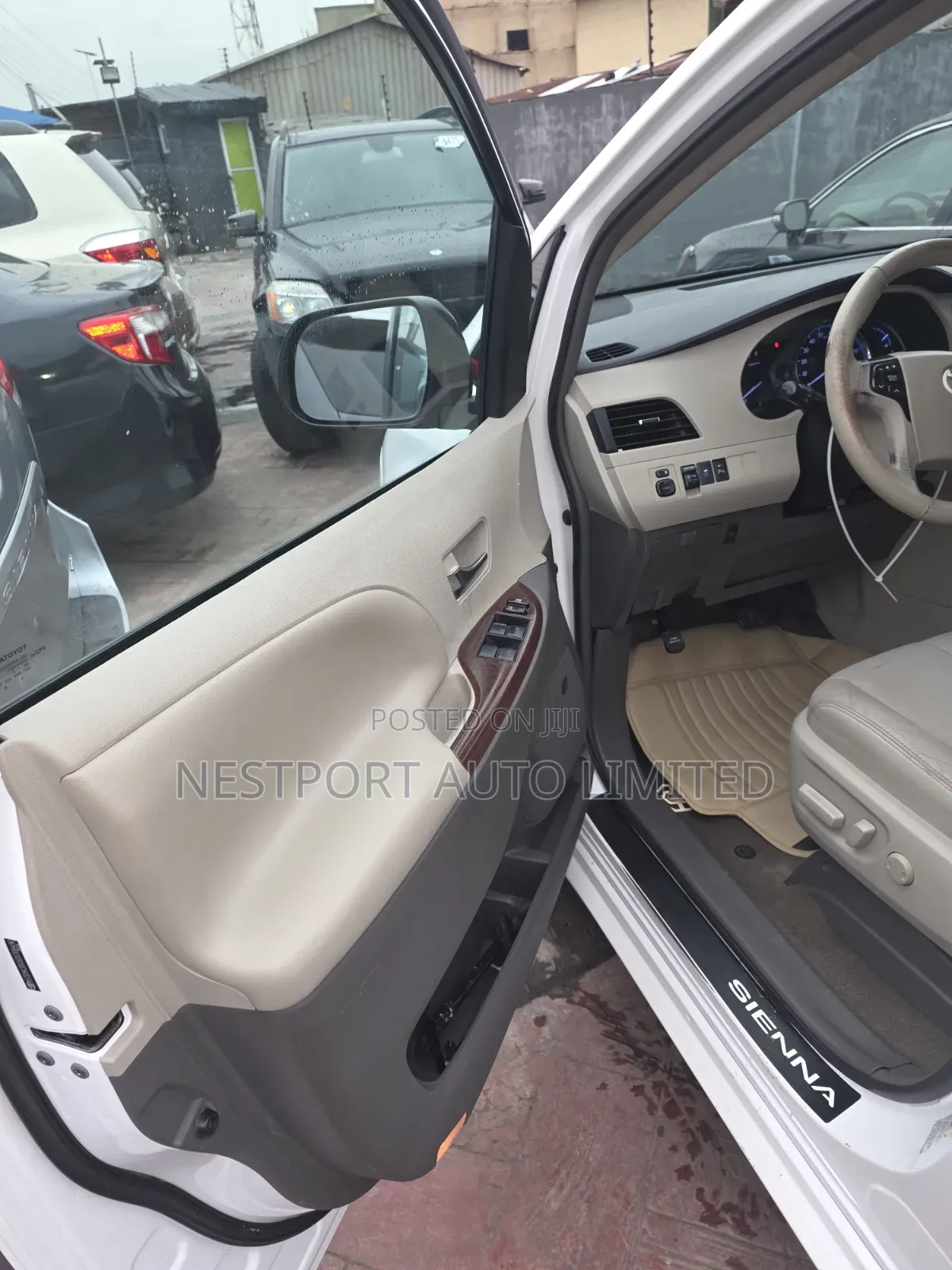 Toyota Sienna XLE FWD 8-Passenger 2013 White