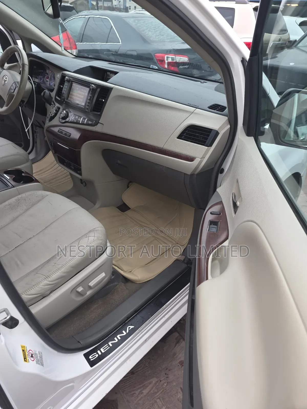 Toyota Sienna XLE FWD 8-Passenger 2013 White