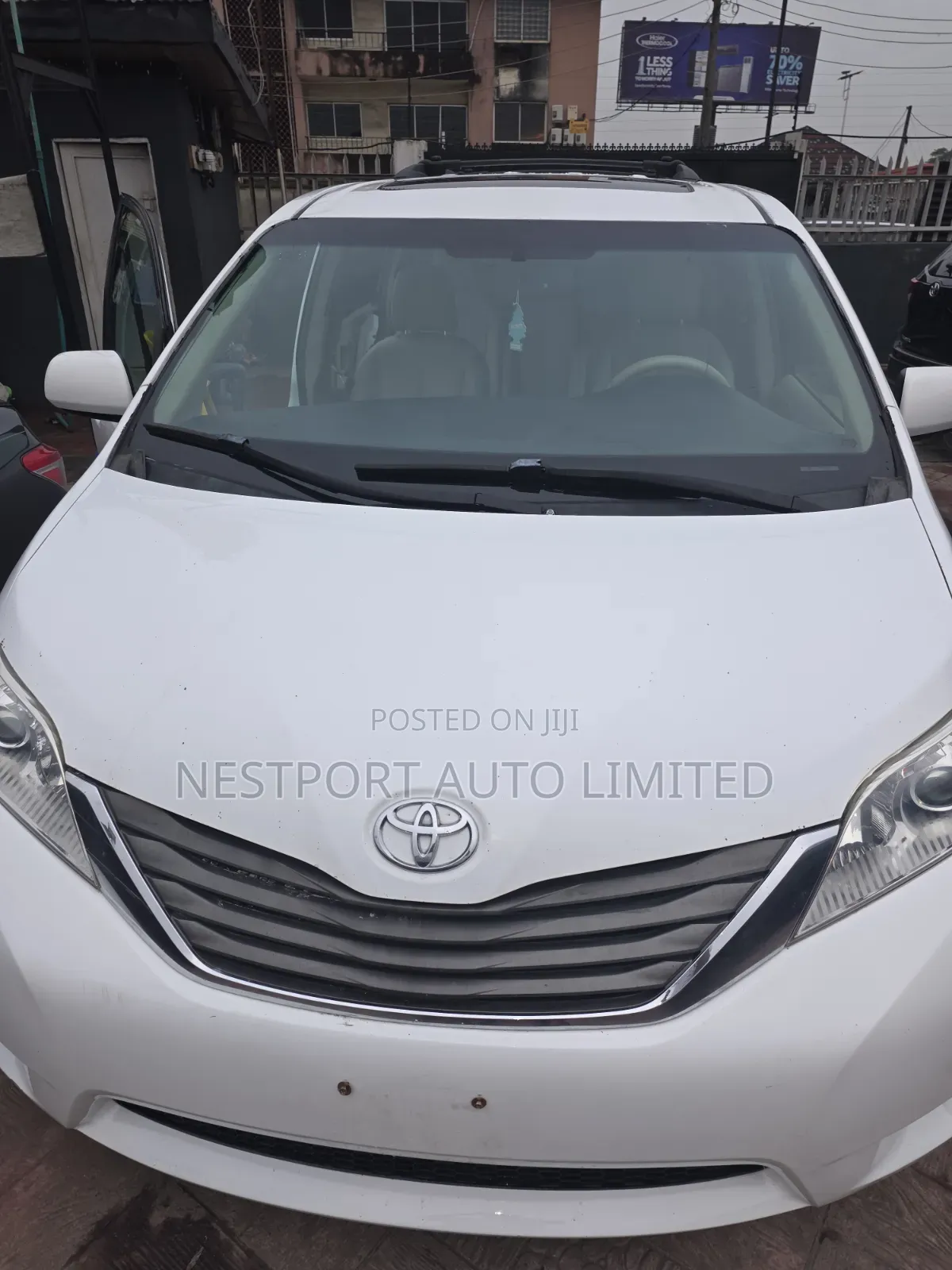 Toyota Sienna XLE FWD 8-Passenger 2013 White