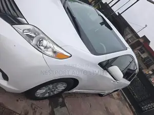 Toyota Sienna XLE FWD 8-Passenger 2013 White