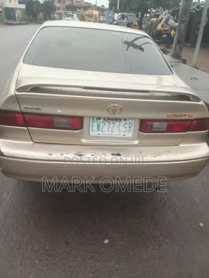 Toyota Camry 2000 Gold