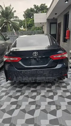 Toyota Camry SE FWD (2.5L 4cyl 8AM) 2018 Blue