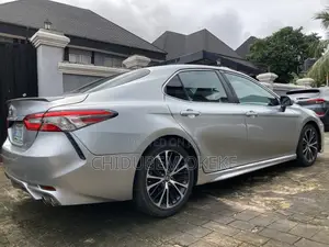 Toyota Camry SE FWD (2.5L 4cyl 8AM) 2018 Gray