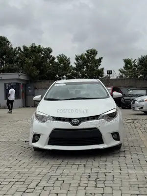 Toyota Corolla LE 4dr Sedan (1.8L 4cyl CVT) 2014 White