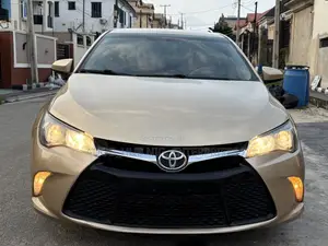 Toyota Camry SE 4dr Sedan (2.5L 4cyl 6A) 2016 Gold