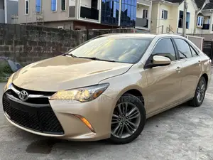 Toyota Camry SE 4dr Sedan (2.5L 4cyl 6A) 2016 Gold