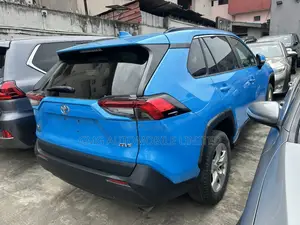 Toyota RAV4 XLE AWD 2019 Blue