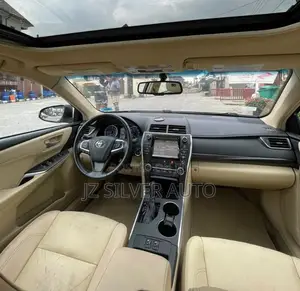 Toyota Camry XLE 4dr Sedan (2.5L 4cyl 6A) 2016 Gold
