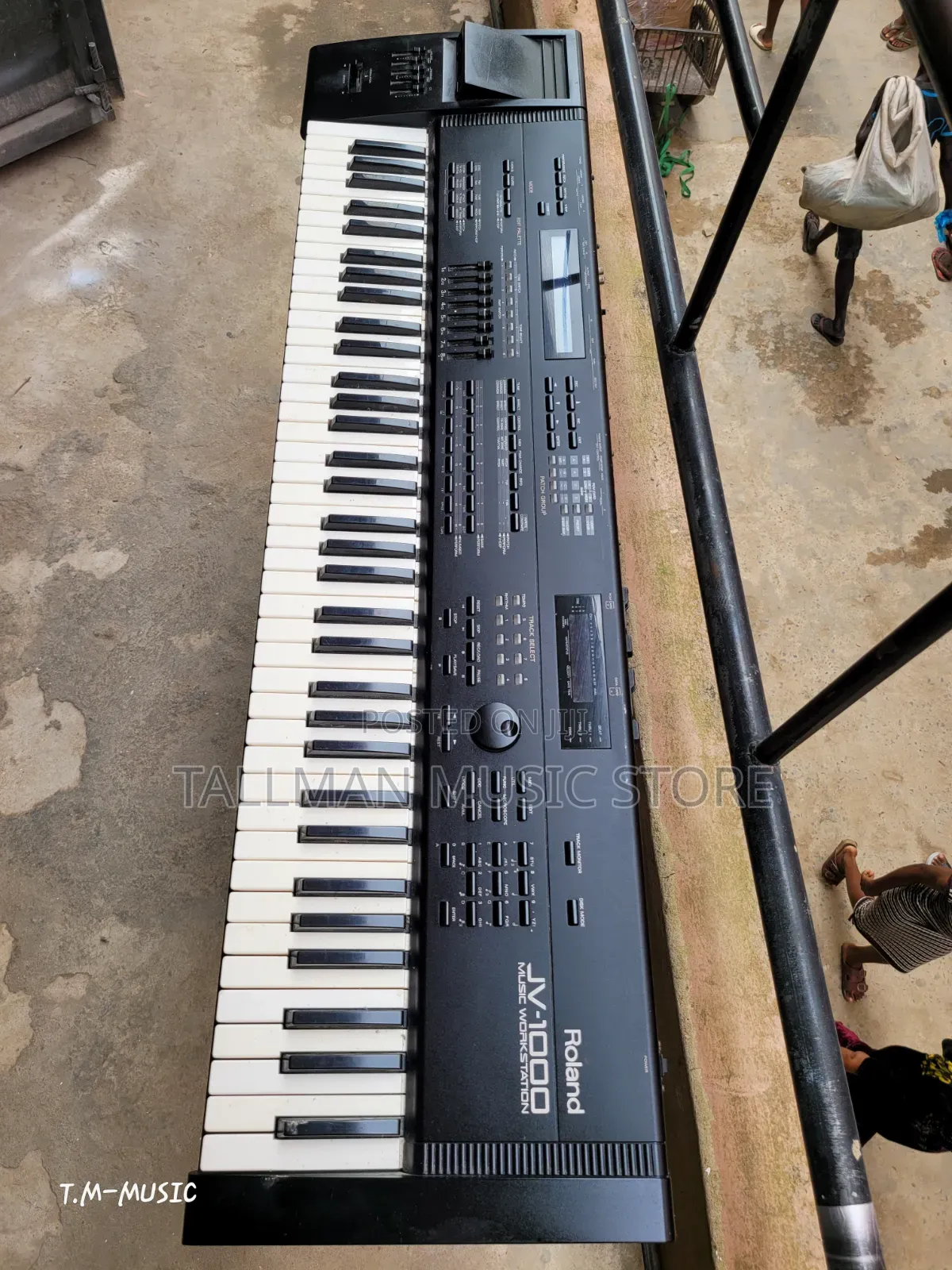 Roland JV-1000