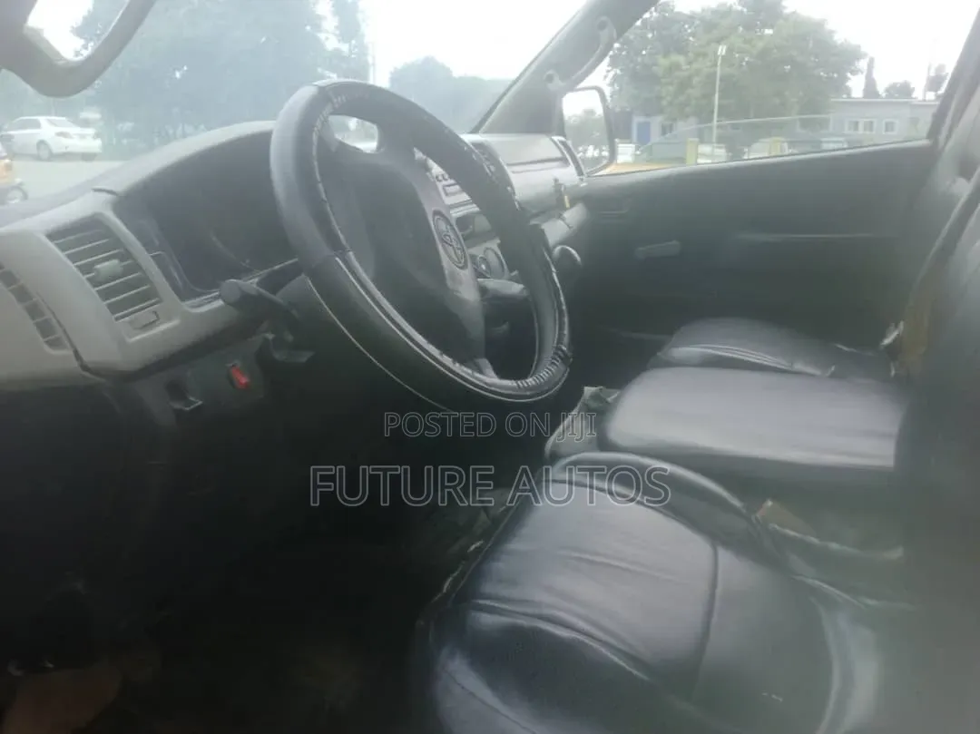 Toyota HiAce 2010 White