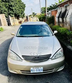 Toyota Camry XLE 4dr Sedan (2.4L 4cyl 4A) 2004 Gold