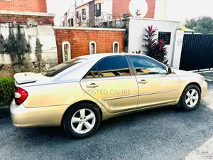 Toyota Camry XLE 4dr Sedan (2.4L 4cyl 4A) 2004 Gold