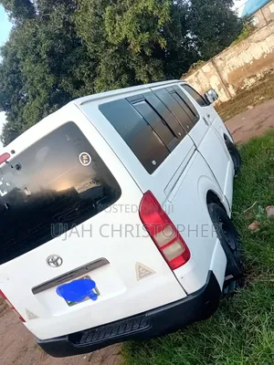 Toyota HiAce 2013 White