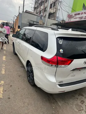Toyota Sienna 2011 Pearl
