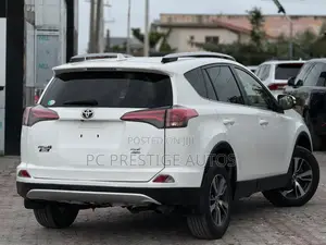 Toyota RAV4 XLE AWD (2.5L 4cyl 6A) 2016 White