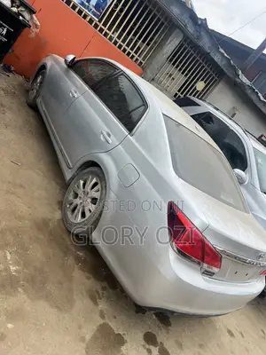 Toyota Avalon Limited Sedan FWD (3.5L 6cyl 6A) 2011 Silver