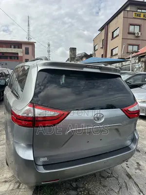 Toyota Sienna XLE 8-Passenger 4dr Minivan (3.5L 6cyl 6A) 2015 Gray