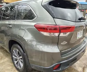 Toyota Highlander XLE 4x2 V6 (3.5L 6cyl 8A) 2018 Green