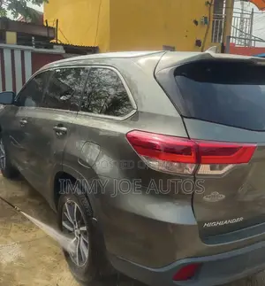 Toyota Highlander XLE 4x2 V6 (3.5L 6cyl 8A) 2018 Green