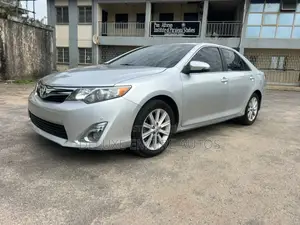 Toyota Camry XLE 4dr Sedan w/Prod. End 11/13 (2.5L 4cyl 6A) 2014 Silver