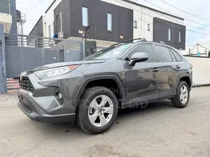 Toyota RAV4 XLE 2021 Gray