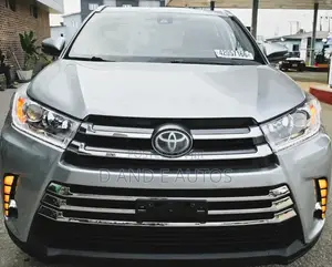 Toyota Highlander XLE 4x4 V6 (3.5L 6cyl 8A) 2018 Silver