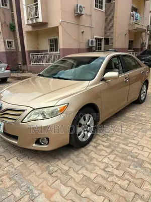 Toyota Camry LE 4dr Sedan (2.5L 4cyl 6AM) 2010 Gold