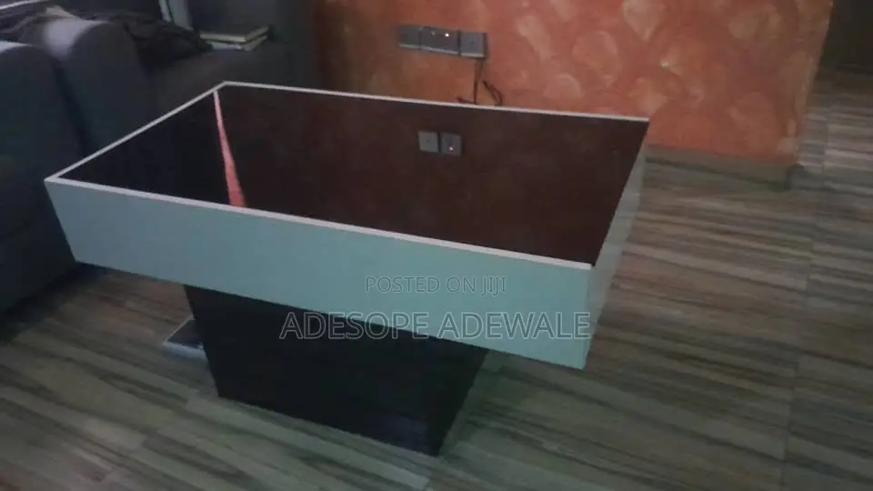 4 Seater Couche and Center Table