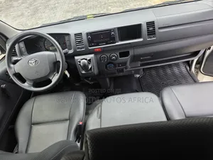 Toyota HiAce 2019 White