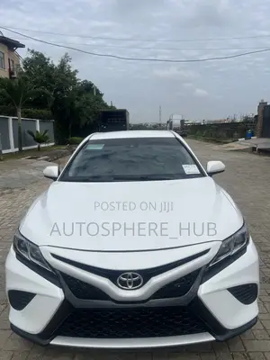 Toyota Camry SE FWD (2.5L 4cyl 8AM) 2018 White