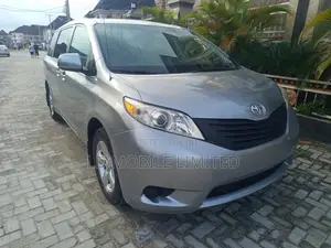 Toyota Sienna XLE FWD 8-Passenger 2013 Silver