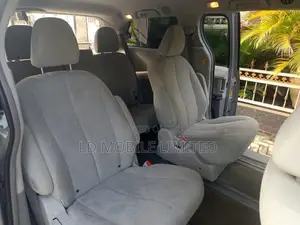 Toyota Sienna XLE FWD 8-Passenger 2013 Silver