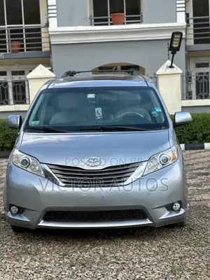 Toyota Sienna XLE FWD 8-Passenger 2013 Silver