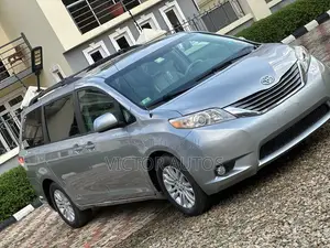 Toyota Sienna XLE FWD 8-Passenger 2013 Silver