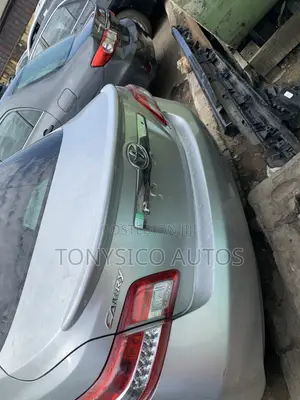 Toyota Camry XLE 4dr Sedan (2.5L 4cyl 6AM) 2010 Silver