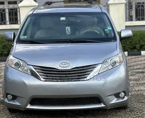Toyota Sienna XLE AWD 7-Passenger 2013 Silver