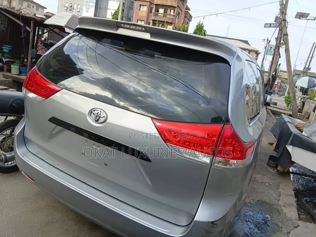 Toyota Sienna 7 Passenger 2012 Silver