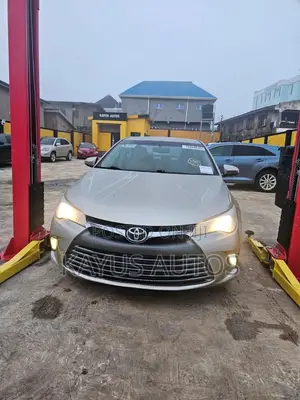 Toyota Camry XLE 4dr Sedan (2.5L 4cyl 6A) 2017 Gold