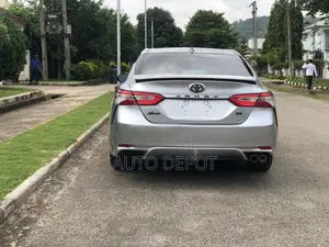 Toyota Camry SE (2.5L 4cyl 8A) 2019 Silver