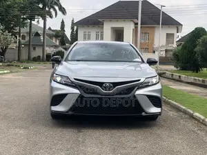 Toyota Camry SE (2.5L 4cyl 8A) 2019 Silver