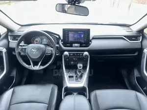 Toyota RAV4 XLE 2021 Gray