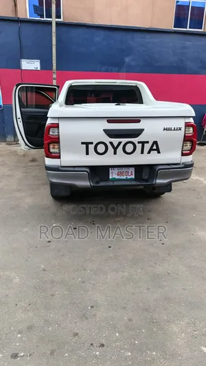Toyota Hilux 2022 White