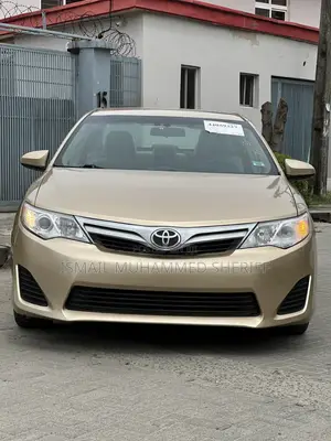 Toyota Camry LE 4dr Sedan (2.5L 4cyl 6A) 2012 Gold