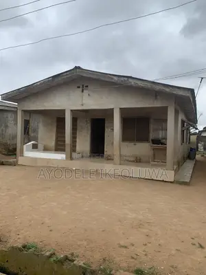 6bdrm Room & Parlour in Agric Road, Egan for sale