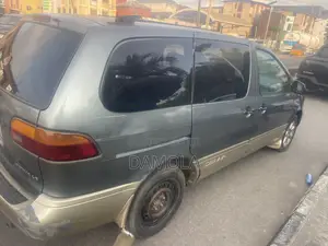 Toyota Sienna 2000 Gray