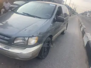Toyota Sienna 2000 Gray