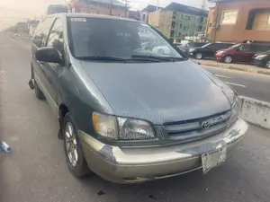 Toyota Sienna 2000 Gray