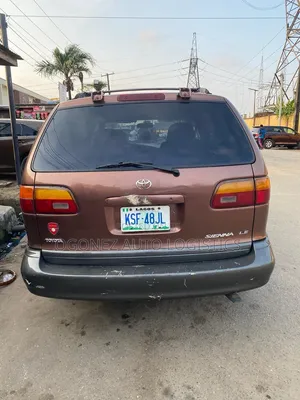 Toyota Sienna 1998 Red